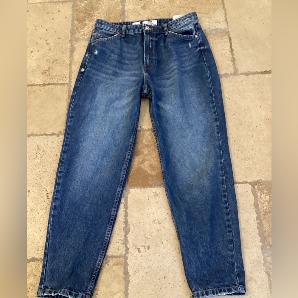Bershka High Waist Mom Jeans Mid Wash Slightly Ripped Size 8